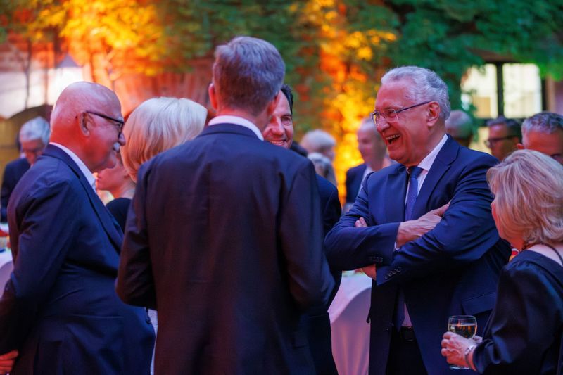 Sonntag, 25. Juni 2023; Staatsempfang auf der Nürnberger Burg als Dank für die Mitwirkenden des 72. Musikfest ION in Nürnberg. "Bis zum 2. Juli 2023 bietet die ION ein unvergleichbares Programm an musikalischen und kulturellen Highlights", schwärmt Innenminister Joachim Herrmann, der auch Stiftungsratspräsident der ION ist. "Das Festival ist ein europaweit einzigartiges Forum für geistliche Musik sowie ein Podium der Zusammenarbeit und des Gedankenaustausches von Künstlern, Komponisten und Theologen aus allen Ländern Europas." Im Bild mit Gerswid Herrmann.
Copyright: Oliver Geisler