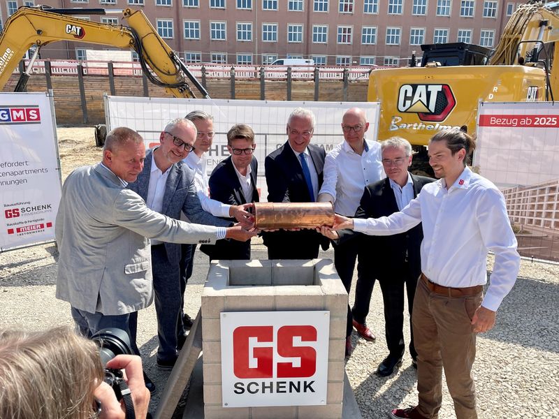 Montag, 26. Juni 2023; Bayerns Innenminister Joachim Herrmann hat bei der heutigen Grundsteinlegung für das "Study Inn Erlangen" und das "Quartier an der Sieboldstraße" in Erlangen die große Bedeutung der beiden Wohnungsbauprojekte hervorgehoben: "Das ist ein weiterer wichtiger Baustein für die Neuentwicklung des zukunftsweisenden Bildungsquartieres in zentraler Lage und ein großartiger Entwicklungsimpuls für den Wissenschafts- und Wirtschaftsstandort Erlangen." In den nächsten Jahren werden hier 277 öffentlich geförderte Studenten-Apartments und weitere 172 neue Wohnungen, rund die Hälfte davon öffentlich gefördert, entstehen. Die Bayerische Staatsregierung unterstütze die Errichtung der beiden Gebäude auf dem ehemaligen Siemensareal mit rund 26,3 Millionen Euro an staatlicher Förderung. "Ich hoffe, dass die Arbeiten gut und planmäßig vorankommen, damit hier ab Sommer 2025 auch viele Studenten und Forschende unterkommen, denn der Ausbau der Universitätsstadt liegt der Staatsregierung sehr am Herzen", so Herrmann. 