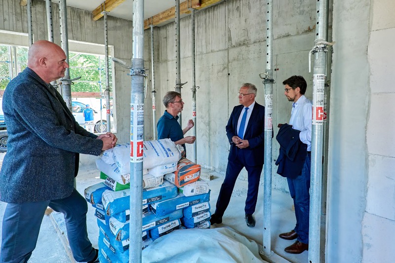 Montag, 3. Juli 2023; Bayerns Innenminister Joachim Herrmann beim Richtfest der Kindertagesstätte des Studierendenwerks Erlangen-Nürnberg: 2,2 Millionen Euro für 36 Kindergartenplätze direkt neben Mensa und Studentenwohnheim an der Hofmannstraße. Freistaats Bayern und Stadt Erlangen geben jeweils rund 800.000 Euro dazu.

