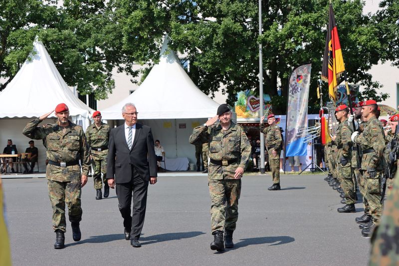 Sonntag, 9. Juli 2023; 
"Mit diesem Bundeswehreinsatz zeigen wir sowohl unsere Solidarität innerhalb der NATO und mit den östlichen Bündnispartnern als auch unsere Stärke und Geschlossenheit." Das sagte Bayerns Innenminister Joachim Herrmann in Weiden beim Verabschiedungsappell des 14. Einsatzkontingents der Bundeswehr vor dem Einsatz in Litauen. Herrmann unterstrich die Bedeutung des Einsatzes im Baltikum: Die Mission dient der Abschreckung, notfalls auch der Verteidigung im Rahmen der NATO-Ostflanke. 