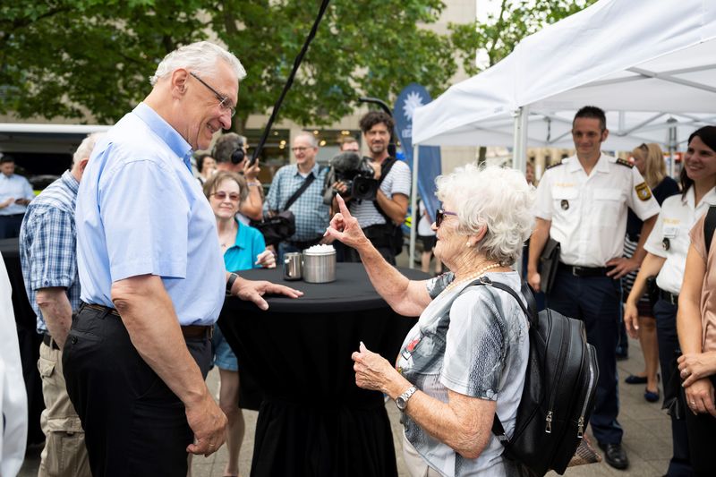 Montag, 10. Juli 2023; Bayerns Innenminister Joachim Herrmann hat in Erlangen mit 'Coffee with a Cop' ein aktuelles Projekt der Bayerischen Polizei für mehr Bürgernähe vorgestellt. "Bei regionalen Veranstaltungen lädt die örtliche Polizei Bürgerinnen und Bürger auf ein Getränk ein, um ins Gespräch zu kommen", erklärte Herrmann. "Damit stärken wir den engen Kontakt der Bayerischen Polizei mit der Bevölkerung." 
copyright: Uwe Niklas