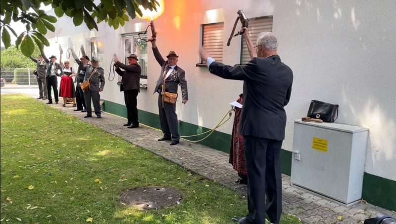 Samstag, 15. Juli 2023; Der Schützengesellschaft 1673 Erlangen-Bruck hat Innenminister Joachim Herrmann herzlich zum 350-jährigen Jubiläum gratuliert. Gerne hat er das Kommando beim Ehrensalut der Böllerschützen übernommen.