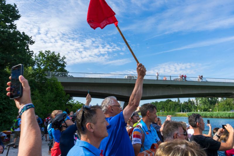 Sonntag, 23. Juli 2023; Sportminister Joachim Herrmann gibt den Startschuss beim 32. M-net Erlanger Triathlon 2023. Allen Sportlern einen fairen Wettkampf und viel Erfolg!