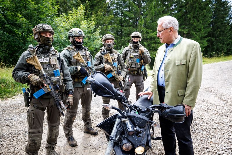 Mitwoch, 26. Juli 2023; Ein Terroranschlag mit mehreren Todesopfern, parallel die Ankündigung, die Lechstaustufe am Forggensee anzugreifen, sowie zwei bewaffnete Terroristen, die ins alpine Gelände fliehen: Mit diesem herausfordernden fiktiven Szenario fand in der Allgäu Kaserne in Füssen und auf der Rohrkopfhütte bei Schwangau eine große Antiterrorübung des Polizeipräsidiums Schwaben Süd-West und der Bundeswehr statt. Innenminister Joachim Herrmann hat die Großübung 'AlpenTEX 2023' mitverfolgt: "Die Zusammenarbeit zwischen Polizei und Bundeswehr war ausgezeichnet. Wir wollen für den Ernstfall bestmöglich vorbereitet sein." Im Bild u.a. mit Generalmajor Andreas Henne und Landespolizeipräsident Michael Schwald.