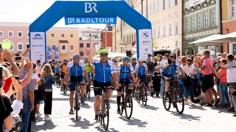 Donnerstag, 3. August 2023; 32. BR-Radltour  500 km durch Ober- und Niederbayern: Am 30. Juli 2023 startete die BR-Radltour mit sechs Radl-Etappen von Murnau nach Vilshofen. Auch Innen- und Sportminister Joachim Herrmann nahm wieder aktiv teil und radelte auf der 92 km langen Etappe von Traunstein nach Pfarrkirchen. Die Arbeit der Einsatzkräfte im Hintergrund mag oft unbemerkt bleiben, ist aber unverzichtbar für den Erfolg dieser Veranstaltung, betonte Herrmann in seiner Rede vor Ort. Copyright: BR/Ralf Wilschewski