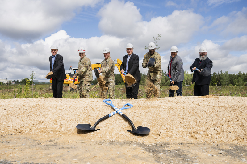 Freitag, 4. August 2023; Beim Spatenstich zum Neubau des Operational Readiness Training Complexes (ORTC) auf dem US-Truppenübungsplatz betonte Innenminister Joachim Herrmann: Bayern pflegt traditionell ein besonders enges Verhältnis zu unseren amerikanischen Freunden und wir schätzen die USA und ihre Streitkräfte als unseren treuesten Bündnispartner. Der Ausbau des Truppenübungsplatzes Grafenwöhr für die US-Army und NATO-Truppen ist ein wichtiger Schritt für unser aller Sicherheit!
Copyright: Uwe-Niklas