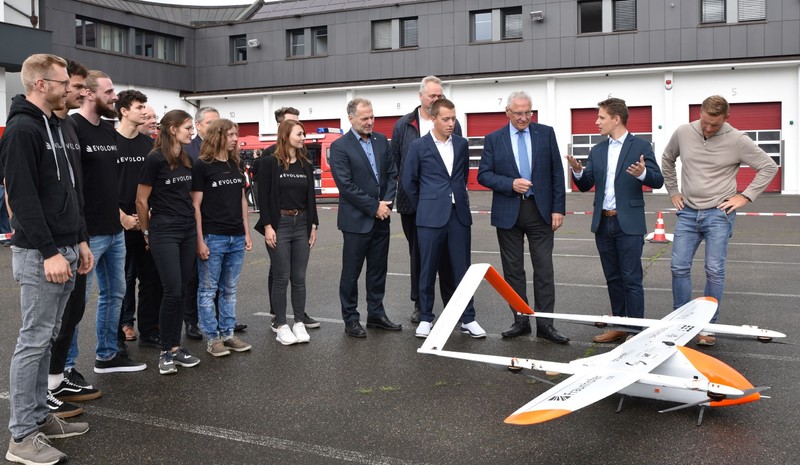 Mittwoch, 9. August 2023; Waldbrände frühzeitig erkennen: Ein Pilotprojekt von FAU und Fraunhofer IISB erprobt gemeinsam mit den Feuerwehren Erlangen und Nürnberg den Einsatz von Langstrecken-Drohnen. Ausgestattet mit einem Sensorpaket, welches Rauchentwicklung feststellt, sollen diese Waldgebiete überwachen und frühzeitig Brände anzeigen. Innenminister Joachim Herrmann ist von dem Projekt begeistert: Mit einer Mischung aus traditionellem Feuerwehrhandwerk und modernsten technischen Unterstützungsmöglichkeiten werden wir in den kommenden Jahren den hohen Sicherheitsstandard in Bayern noch weiter ausbauen können. Denn Intensität und Dynamik von Waldbränden nehmen zu.
Copyright: FAU/Boris Mijat