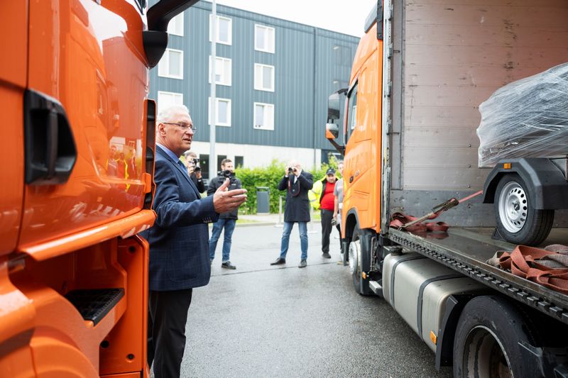 Mittwoch, 9. August 2023: Klares Zeichen der bayerischen Freundschaft und engen Zusammenarbeit mit der Ukraine: Innenminister Joachim Herrmann hat in Nürnberg grünes Licht für einen weiteren bayerischen Hilfskonvoi gegeben. Das aktuelle Hilfspaket umfasst unter anderem Polizei- und Feuerwehrfahrzeuge, Notstromaggregate, Feldküchen, Schlafsäcke und eine Vielzahl an Kommunikationsmitteln. Mit Herrmann auf dem Foto: Konsul Oleksandr Prokopenko (Generalkonsulat München), Polizeipräsident Udo Skrzypczak (Bayerische Bereitschaftspolizei) sowie Mitarbeiterinnen und Mitarbeiter der Koordinierungsgruppe Ukraine-Akuthilfe des Bayerischen Innenministeriums. Copyright: Uwe Niklas