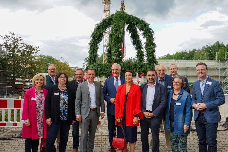 Donnerstag, Erlangen, 31. August 2023; Doppelte Freude am Klinikum am Europakanal in Erlangen: Gemeinsam mit Gesundheitsminister Klaus Holetschek feierte Innenminister Joachim Herrmann beim Richtfest für den Bauabschnitt Null der Generalausbauplanung und die Einweihung der Klinik für Forensische Psychiatrie. Herrmann gratulierte: Der umfassende Aus-, Um- und Neubau der Klinik ist wichtig und zukunftsweisend für Erlangen und die ganze Region. Die Bezirkskliniken stehen für eine moderne und wohnortnahe Versorgung für alle Patientinnen und Patienten mit seelischen und neurologischen Erkrankungen.