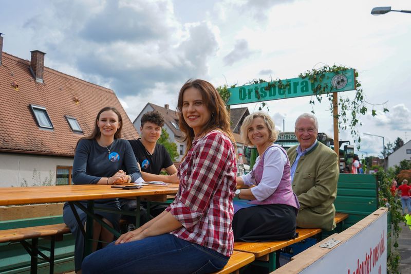 Sonntag, 3. September 2023, auf dem Wagen beim Kirchweihumzug in Erlangen-Eltersdorf. von links: Stadträtin Sophia Schenkel, Ortsvorsitzender CSU Mitte Nord Patrick Helmer, Stadträtin Dr. Annika Clarner, Bezirks- und Stadträtin Alexandra Wunderlich, Innenminister und Landtagsabgeordneter Joachim Herrmann