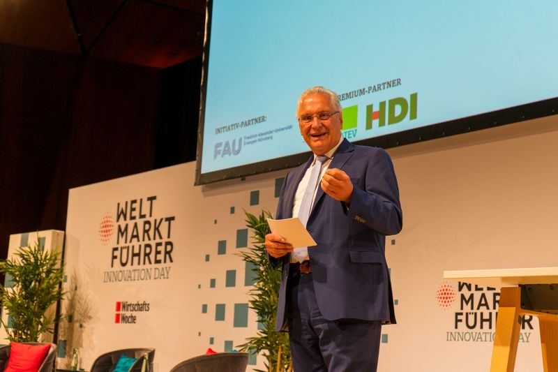 Donnerstag, 14. September 2023; 14. September 2023: Weltmarktführer Innovation Day in Erlangen: Innenminister Joachim Herrmann hat heute beim �Weltmarktführer Innovation Day� in Erlangen Innovationen als wichtigen Schlüssel für aktuelle Herausforderungen wie die notwendige Energie- und Klimawende bezeichnet. �Wir brauchen den Innovationsgeist und die Schaffenskraft aus Wirtschaft, Wissenschaft und Forschung, um Klimaschutz und Wohlstand zukünftig noch besser in Einklang zu bringen�, betonte Herrmann. 
Foto Kai Stürmer