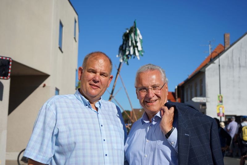 Samstag, 16. September 2023; Gemeinsam mit dem Möhrendorfer Bürgermeister und Listenkandidaten zur Bezirkstagswahl Thomas Fischer hat Joachim Herrmann beim Aufstellen des Kerwa Baums in Möhrendorf zugesehen.