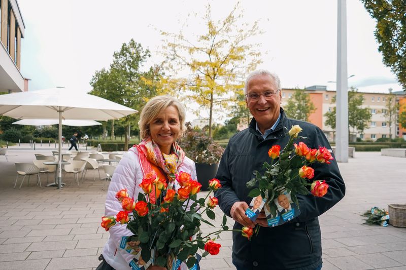 Donnerstag, 5. Oktober 2023; Auch dieses Jahr hat Joachim Herrmann wieder mit der Bezirkstagskandidatin Alexandra Wunderlich Rosen in Erlangen verteilt. Am Samstag gibt es nochmal die Möglichkeit eine Rose zu erhalten und mit ihm ins Gespräch zu kommen, insbesondere ab 11 Uhr am Infostand an der Nürnberger Straße vor dem Bogarts