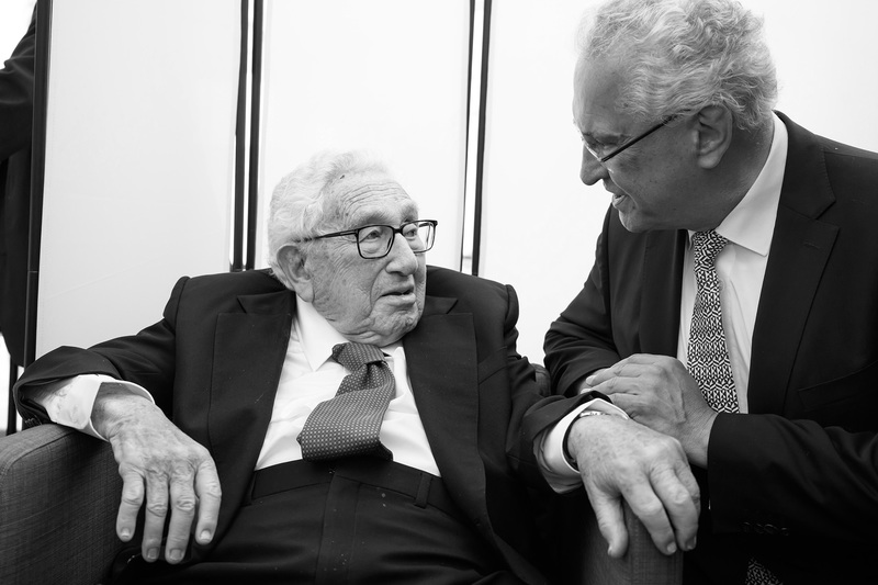 Donnerstag, 30. November 2023; Innenminister Joachim Herrmann trauert um den großen Staatsmann Henry Kissinger. Dankbar erinnert er sich an viele gemeinsame Begegnungen, zuletzt beim Festakt zum 100. Geburtstag in Kissingers Geburtsstadt Fürth (Foto): �Er war ein Ausnahmepolitiker und hat das vergangene Jahrhundert politisch geprägt, wie nur wenige andere. Dass seine internationale politische Karriere in Mittelfranken seinen Anfang genommen hat und er immer wieder gerne dorthin zurückgekehrt ist, ist eine große Ehre für den Freistaat. Wir werden ihm ein ehrendes Andenken bewahren.� Als 15-Jähriger floh Kissinger als Sohn einer jüdischen Familie vor den Nationalsozialisten in die USA. Von 1973 bis 1977 war er Außenminister der Vereinigten Staaten und erhielt 1973 den Friedensnobelpreis. 