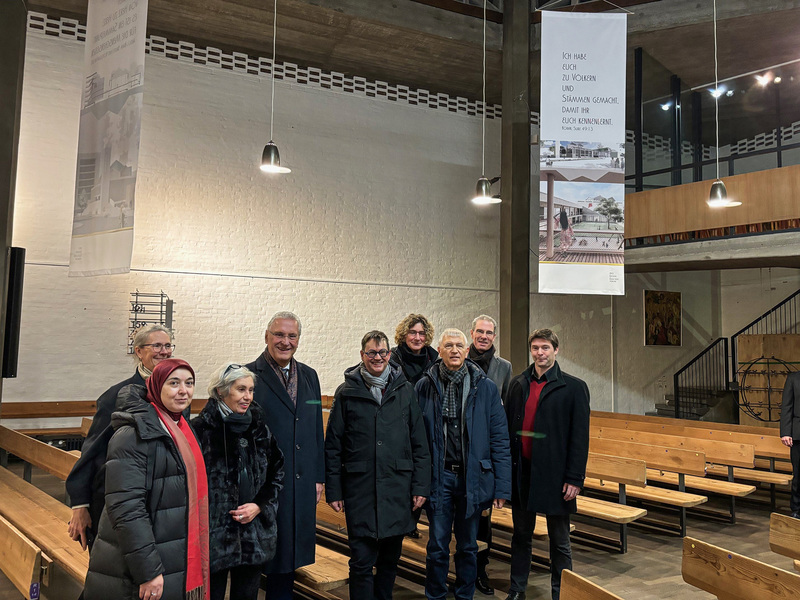 Montag, 27. November 2023: Für ein respektvolles und friedliches Miteinander verschiedener Kulturen und Religionen: Innenminister Joachim Herrmann nahm gemeinsam mit den Vorstandsvorsitzenden des Hauses der Kulturen und Religionen München am Begegnungstreffen zu diesem Projekt teil. Der Verein bietet Räume für die religiöse Praxis verschiedener Kulturen, in denen diese zusammen leben, lernen und feiern können. Mit auf dem Foto: Heicke Stuckert (Kulturmanagerin), Gönül Yerli (musl. MFI), Eva Haller (jüdisch, JKA), Innenminister Joachim Hermann, Prof. Dr. Martin Rötting (kath.), Florian Glas (Nazareth Projekt), Dr. Bernahrd Liess (Ev. Stadtdekan). Dr. Peter Marinkovic (Ev. Dekan Ost), Ingrid Winkler (kath.)
Copyright: HdKRM