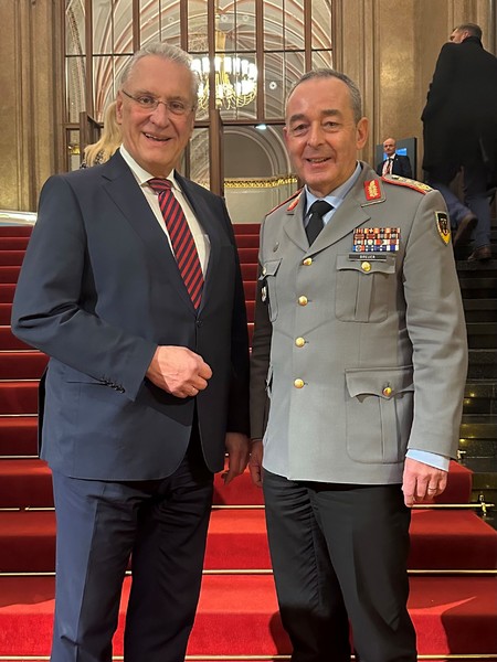 Donnerstag, 7. Dezember 2023; Am Rande der Innenministerkonferenz in Berlin, traf sich Innenminister Joachim Herrmann mit dem Generalinspekteur der Bundeswehr Carsten Breuer. Thema des Treffen war der dringend notwendige Ausbau von Zivil- und Katastrophenschutz.