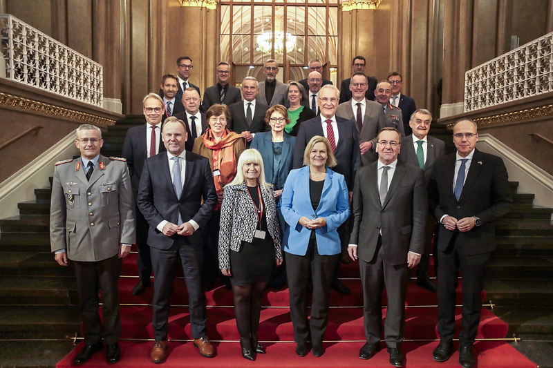 Freitag, 8. Dezember 2023; Letzter Tag der Herbst-IMK in Berlin: Die Innenministerinnen und -minister der L�nder wollen u. a. st�rker gegen die �ffentliche Leugnung des Existenzrechts Israels vorgehen. Radikal-islamische Social-Media-Profile sollen abgeschaltet, Einb�rgerungstests mit Fragen zum Existenzrecht Israels erg�nzt werden.
Copyright: Sven Darmer