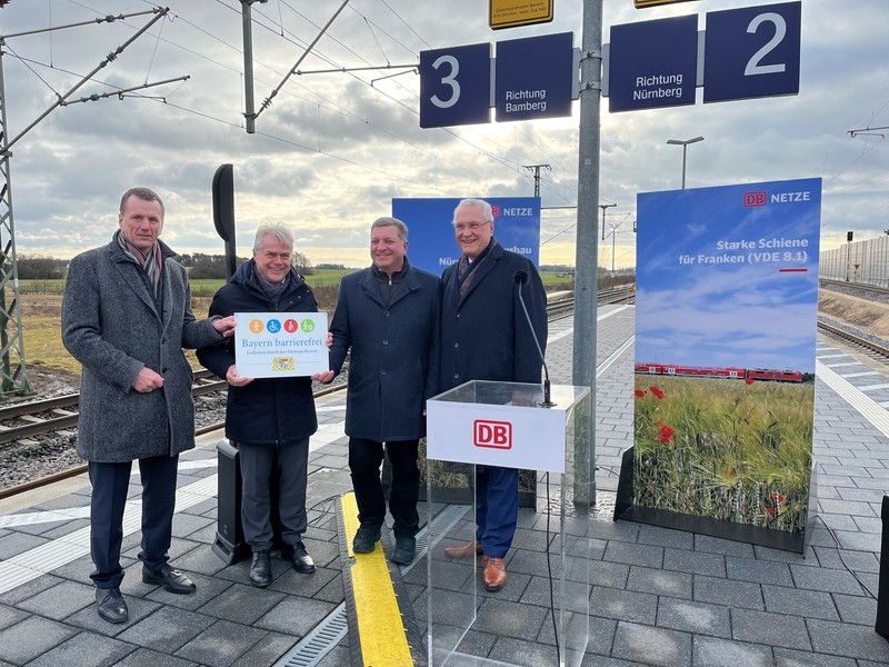 Mittwoch, 20. Dezember 2023; Der Ausbau des S-Bahnhalts Eltersdorf ist endlich abgeschlossen. Das ist f�r Bayerns Innenminister Joachim Herrmann, der sich in seiner fr�heren Zust�ndigkeit f�r Verkehrsfragen mit Nachdruck daf�r eingesetzt hat, und auch f�r Verkehrsminister Christian Bernreiter ein Grund zu feiern. 