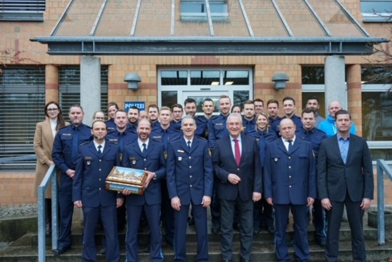 Sonntag, 24. Dezember 2023; Weihnachtsbesuch der Polizeiinspektion Erlangen-Stadt. Innenminister Joachim Herrmann hat sich bei den Diensthabenden der Erlanger Polizei f�r ihren gro�artigen Einsatz dieses Jahr bedankt! 

