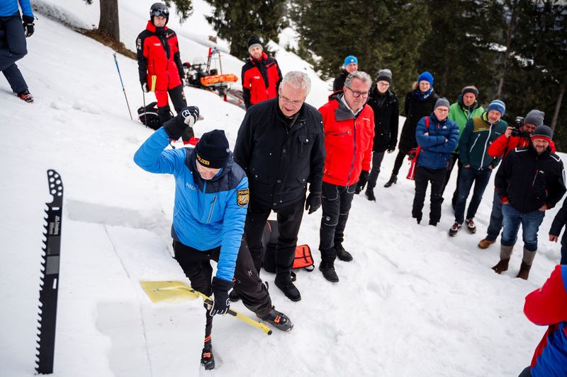 Donnerstag, 4. Januar 2024; Mit guter Vorbereitung, Vorsicht, R�cksicht und Respekt l�sst sich die wundervolle Bergwelt Bayerns sicher genie�en: Innen- und Sportminister Joachim Herrmann und Klaus St�ttner vom Kuratorium f�r Alpine Sicherheit geben im Skigebiet Brauneck gemeinsam mit Einsatzkr�ften wichtige Tipps f�r weniger Unf�lle im Gebirge. Herrmann dankte dem Kuratorium f�r Alpine Sicherheit f�r das gro�e Engagement. Das Innenministerium unterst�tzt die Arbeit des Kuratoriums mit Projektzusch�ssen, 2023 mit rund 100.000 Euro.
Copyright: Tom Kieslich