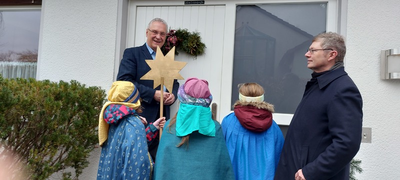 Samstag, 6. Januar 2024; Die Sternsinger mit Pfarrer Christoph Uttenreuther bei Joachim Herrmann. C M B Christus mansionem benedicat. Christus segne dieses Haus 