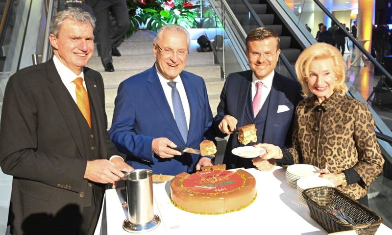 Mittwoch, 10. Januar 2024; Die N�rnberg-Messe (im Eigentum der Stadt N�rnberg und des Freistaats Bayern) feiert in diesem Jahr ihren 50. Geburtstag. Beim Neujahrsempfang der Stadt N�rnberg, hat Innenminister Joachim Herrmann gemeinsam mit Messechef Peter Ottmann, Oberb�rgermeister Marcus K�nig und B�rgermeisterin Julia Lehner, die Geburtstagstorte angeschnitten. 
Copyright: Stadt N�rnberg