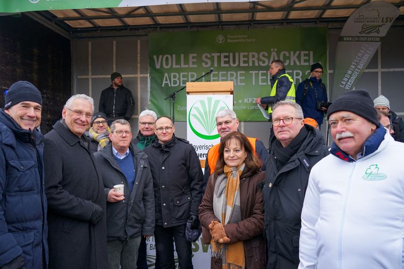 Freitag, 12. Januar 2024; Solidarit�t mit unseren Bauern - Gemeinsam mit Ministerpr�sident Markus S�der und Landwirtschaftsministerin Michaela Kaniber war Joachim Herrmann heute auf der gro�en Kundgebung des Bayerischen Bauernverbandes in N�rnberg. Als Bayerische Staatsregierung stehen wir selbstverst�ndlich hinter den B�uerinnen und Bauern und halten die Streichung des Agrardiesels f�r einen gravierenden Fehler der Ampelregierung wir fordern die Bundesregierung auf diese Beschl�sse zu revidieren. 