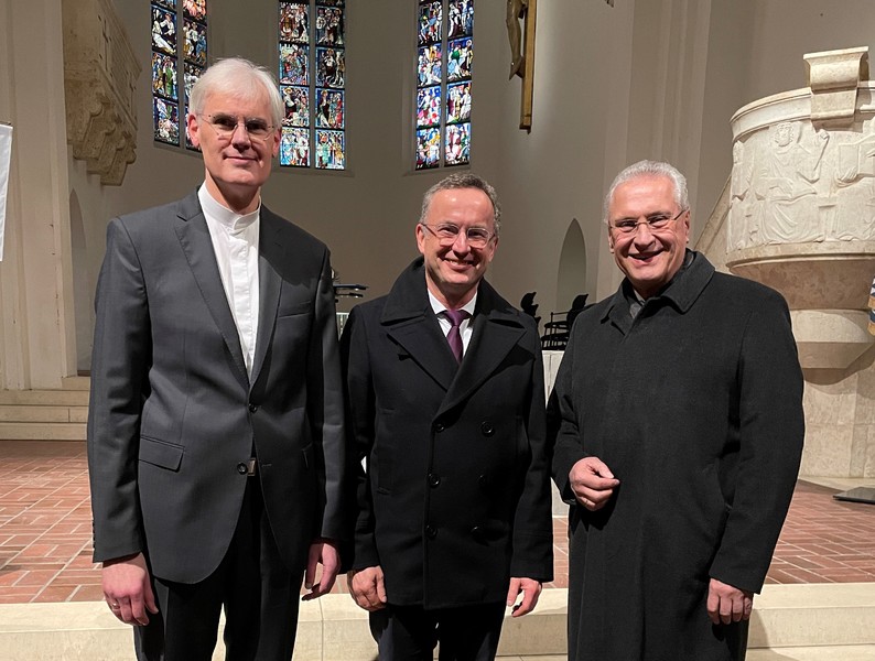 Montag, 22. Januar 2024; Mit Landesbischof Christian Kopp und Kirchenrat Matthias Hertling beim allj�hrlichen Gottesdienst der Polizeiseelsorge in der St. Markus Kirche in M�nchen. Vielen Polizistinnen und Polizisten in Bayern ist ihre feste Verankerung im christlichen Glauben immens wichtig.