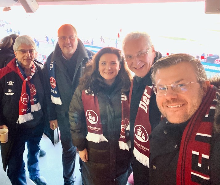 Samstag, 20. Januar 2024; Mit IHK-Pr�sident Armin Zitzmann, 3. B�rgermeister Christian Vogel, Sportreferentin Conny Trinkl und Oberb�rgermeister Marcus K�nig beim Club in N�rnberg. Herzlichen Gl�ckwunsch zum 3:0 gegen Hansa Rostock!