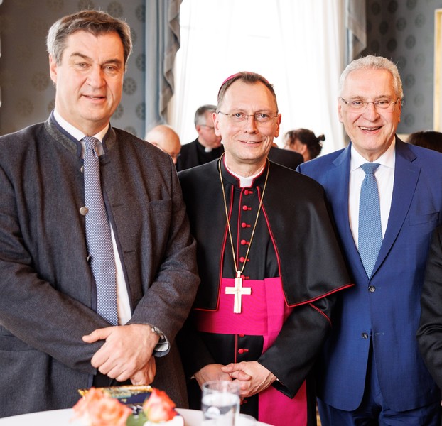 Montag, 19. Februar 2024; Der neue Erzbischof von Bamberg Herwig G�ssl hat vor Ministerpr�sident Dr. Markus S�der seinen Eid auf die Verfassung Deutschlands und Bayerns abgelegt. Die feierliche Amtseinf�hrung findet am 2. M�rz im Bamberger Dom statt.