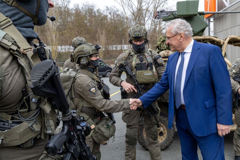Montag, 26. Februar 2024; Innenminister Joachim Herrmann informierte sich bei einem Rundgang �ber die Fachmesse �Enforce Tac� in N�rnberg �ber die neuesten Trends der Sicherheitsbranche, an der in diesem Jahr mehr als 6000 Aussteller teilnehmen. Herrmann betonte, dass die Entwickler und Hersteller von Sicherheitstechnologie f�r die innere und �u�ere Sicherheit unverzichtbar sind.
Copyright: Frank Boxler / N�rnberg Messe
