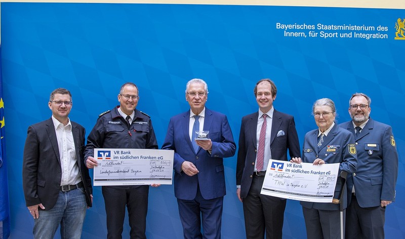 Dienstag, 5. M�rz 2024: Spendenscheck�bergabe an Innenminister Joachim Herrmann: Die Firma HERPA spendet den Erl�s von insgesamt 1600 Euro aus dem Verkauf des Sondermodells Mercedes Benz Sprinter � �Ukraine hilft Bayern�. �ber jeweils 800 Euro freuen sich das Technisches Hilfswerk (THW) und der Bayerische Landesfeuerwehrverband. Foto von links nach rechts: Stefan Blank (Produktmanager HERPA), Johann Eitzenberger (Vorsitzender des Landesfeuerwehrverband Bayern e.V.), Innenminister Joachim Herrmann, Hermann Prinz zu Leiningen (Gesch�ftsf�hrer HERPA), Siglinde Schneider-Fuchs (Chefredakteurin THW Journal), Matthias Daszko (THW Landesverb. Bayern, Referatsleiter Ehrenamt/Ausbildung)