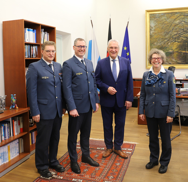 Dienstag, 5. M�rz 2024; Bayerns Innenminister Joachim Herrmann empfing heute die neue Pr�sidentin des Technischen Hilfswerks (THW) Landesverbandes Bayern, Sabine Lackner und den neuen Vizepr�sidenten, Harald Hansen im Bayerischen Innenministerium. Foto von links nach rechts: Hr. Hansen, Vizepr�sident THW, Dr. Vo�, Landesbeauftragter THW, Innenminister Joachim Herrmann, Fr. Lackner, Pr�sidentin THW