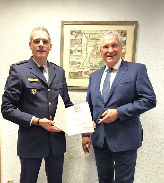 Freitag, 1. M�rz 2024; Der Chef der Erlanger Polizeiinspektion Klaus Wild wurde heute von Innenminister Joachim Herrmann zum Leitenden Polizeidirektor ernannt. Herzlichen Gl�ckwunsch zur Bef�rderung und vielen Dank f�r die sehr gute Arbeit zur Sicherheit in Erlangen!