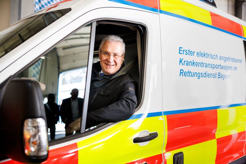 Freitag, 8. M�rz 2024; Bayerns Innenminister Joachim Herrmann �bergab heute gemeinsam mit der BRK-Landesgesch�ftsf�hrerin Dr. Elke Frank, Vertretern der Sozialversicherungsverb�nde und Vertretern der Hilfs- und Rettungsorganisationen den ersten vollelektrischen Krankentransportwagen (E-KTW) an die beiden Kreisverb�nde Erlangen-H�chstadt und Rh�n-Grabfeld. Herrmann dankte allen, die das Projekt unterst�tzt und erm�glicht haben. �Dieser E-KTW ist richtungsweisend f�r einen leistungsstarken, �konomischen und klimafreundlichen Rettungsdienst�.
Copyright: Matthias Balk / BRK