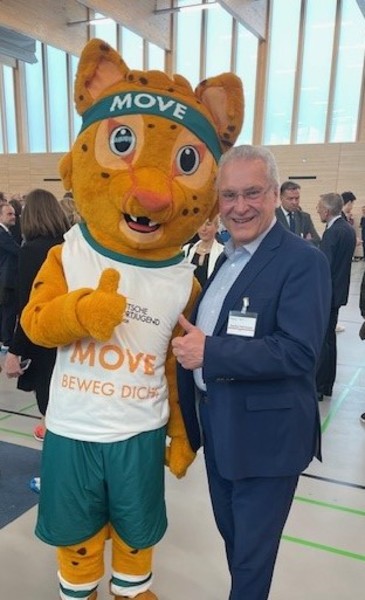 Dienstag, 12. M�rz 2024; Sportminister Joachim Herrmann beim Bewegungsgipfel in Berlin mit Maskottchen: