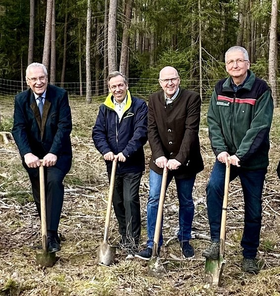 Donnerstag, 14. M�rz 2024; Symbolische Pflanzung w�rmeresistenter Zierkastanien in Erlangen-Dechsendorf � der klimastabile Umbau unserer heimischen W�lder ist der Sparkasse Erlangen wie auch dem staatlichen Forstamt Erlangen ein wichtiges Anliegen.