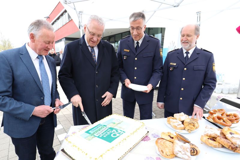 Dienstag, 26. M�rz 2024: F�rth seit 20 Jahren in Folge �Sicherste Gro�stadt in Bayern�: Innenminister Joachim Herrmann gratuliert bei einer Feierstunde mit Oberb�rgermeister Dr. Thomas Jung und Polizeivertretern zum Erfolg: �Die erstklassige Sicherheitslage ist ein gro�artiger Erfolg f�r die F�rther Polizei und die Stadt F�rth.� Auf dem Foto: F�rther Oberb�rgermeister Dr. Thomas Jung, Innenminister Joachim Herrmann, der Leiter der Polizeiinspektion F�rth, Bernd Wolf und Mittelfrankens Polizeipr�sident Adolf Bl�chl.
Copyright: PP Mittelfranken