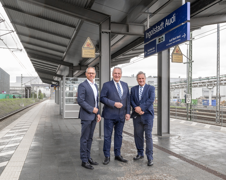 Dienstag, 2. April 2024; Wichtige verkehrspolitische Infrastrukturma&szlig;nahme f&uuml;r die Region und klares Bekenntnis zum Wirtschaftsmotor AUDI: Innen- und Kommunalminister Joachim Herrmann besucht den Bahnhalt Ingolstadt AUDI, der gemeinsam von Bahn, Freistaat Bayern, Stadt Ingolstadt und AUDI finanziert wurde. Im Bild mit Siegfried Schmidtner, Werkleiter am Standort Ingolstadt (l.), und Dr. Brian Rampp, Leiter Globale Politik / Au&szlig;enbeziehungen der AUDI AG (r.).Copyright: AUDI AG