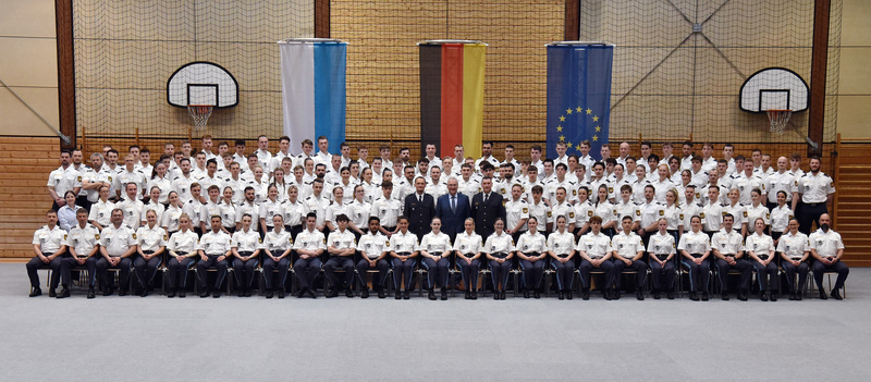 Donnerstag, 4. April 2024; Innenminister Joachim Herrmann hat heute, stellvertretend f&uuml;r die rund 730 Neueinstellungen bei der Bayerischen Polizei zum 1. M&auml;rz 2024, rund 130 neu eingestellte Polizistinnen und Polizisten in der IV. Bereitschaftspolizeiabteilung N&uuml;rnberg begr&uuml;&szlig;t: "Wir k&ouml;nnen den Polizeinachwuchs zur Verst&auml;rkung unserer Polizeidienststellen sehr gut brauchen. 2024 bieten wir insgesamt rund 1.700 Einstellungsm&ouml;glichkeiten bei der Bayerischen Polizei. Wir rechnen in den kommenden Jahren weiterhin mit hohen Einstellungszahlen", betonte Herrmann. Foto: 45. Ausbildungsseminar, Mitte von links nach rechts: Stefan Beck, Leiter IV. Bereitschaftspolizeiabteilung N&uuml;rnberg, Innenminister Joachim Herrmann, Stefan Weis, Vizepr&auml;sident Bayerische Bereitschaftspolizei
Copyright: Bayerische Bereitschaftspolizei N&uuml;rnberg