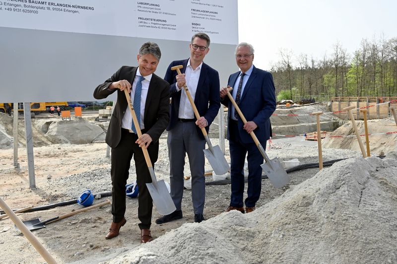 8. April 2024: Bayerns Innenminister Joachim Herrmann weihte heute gemeinsam mit Wissenschaftsminister Markus Blume die beiden neuen H&ouml;rsaalgeb&auml;ude der Technischen und Naturwissenschaftliche Fakult&auml;t der Friedrich-Alexander-Universit&auml;t (FAU) Erlangen-N&uuml;rnberg ein. Im Anschluss erfolgte der Spatenstich f&uuml;r den Neubau des Lehrgeb&auml;udes f&uuml;r Technische Chemie. Herrmann und Blume gratulierten vor Ort zu den erfolgreichen Ausbauma&szlig;nahmen. "Die zwei H&ouml;rsaalgeb&auml;ude sind ein wichtiger Bestandteil der umfassenden baulichen und strategischen Weiterentwicklung der FAU und ein weiterer bedeutender Mosaikstein in der Erfolgsgeschichte der Universit&auml;t. Sie bieten den Studentinnen und Studenten ein hervorragendes Lern- und Arbeitsumfeld", betonte Herrmann. Foto: von links nach rechts Prof. Dr. Joachim Hornegger, Pr&auml;sident der FAU, Wissenschaftsminister Markus Blume, Innenminister Joachim Hermann,
Copyright: Friedrich-Alexander-Universit&auml;t Erlangen-N&uuml;rnberg/Harald Sippel