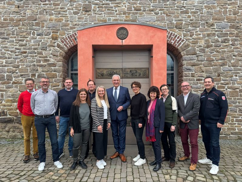 Dienstag, 9. April 2024; Innenminister Joachim Herrmann nahm am Kaminabend der Malteser teil und tauschte sich vor Ort mit den F&uuml;hrungskr&auml;ften der Malteser &uuml;ber die zuk&uuml;nftigen Herausforderungen der Hilfsorganisationen aus.
Copyright: Malteser / Matthias Matlachowski