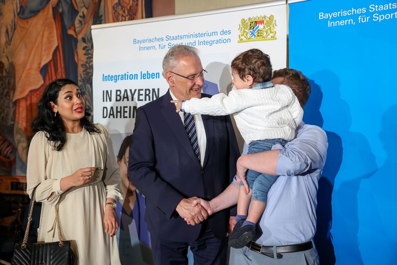 Dienstag, 16. April 2024; Bayerns Ministerpr&auml;sident Dr. Markus S&ouml;der und Innen- und Integrationsminister Joachim Herrmann begr&uuml;&szlig;ten beim Neub&uuml;rgerempfang in der Residenz in M&uuml;nchen rund 600 neu Eingeb&uuml;rgerte im Freistaat. �Die Verleihung der Staatsb&uuml;rgerschaft ist das h&ouml;chste Gut, das der Staat nach einem erfolgreichen Integrationsprozess vergeben kann. Ich hei&szlig;e Sie in Ihrer neuen Heimat, in der Mitte unserer Gesellschaft und hier in Bayern herzlich willkommen�, sagte Herrmann.