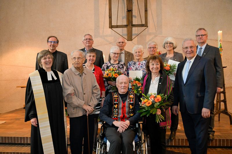 Freitag, 26. April 2024: Innen- und Kommunalminister Joachim Herrmann h&auml;ndigt in der Erlanger Johanneskirche das Ehrenzeichen des Bayerischen Ministerpr&auml;sidenten f&uuml;r Verdienste im Ehrenamt an elf Personen aus Erlangen und Herzogenaurach aus. "Sie alle haben sich weit &uuml;ber das &uuml;bliche Ma&szlig; hinaus f&uuml;r ihre Mitmenschen eingesetzt", betonte der Minister. "Alle Geehrten haben soziales und kirchliches Engagement gezeigt und wertvolle Arbeit zum Wohle der Gemeinschaft geleistet. Dieser vorbildliche Einsatz ist gerade heute besonders wichtig und alles andere als selbstverst&auml;ndlich."
Copyright: Anestis Aslanidis