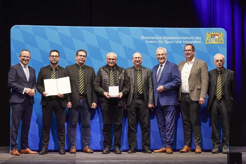 Samstag, 27. April 2024; Festakt in Regensburg: Bayerns Sportminister Joachim Herrmann und Sportstaatssekret&auml;r Sandro Kirchner verleihen 54 Ehrenmedaillen f&uuml;r besondere Verdienste um den Sport und h&auml;ndigen die Sportplakette des Bundespr&auml;sidenten an 13 bayerische Sport- und Sch&uuml;tzenvereine aus. Hier im Bild der Sportclub Adelsdorf im Landkreis Erlangen-H&ouml;chstadt.