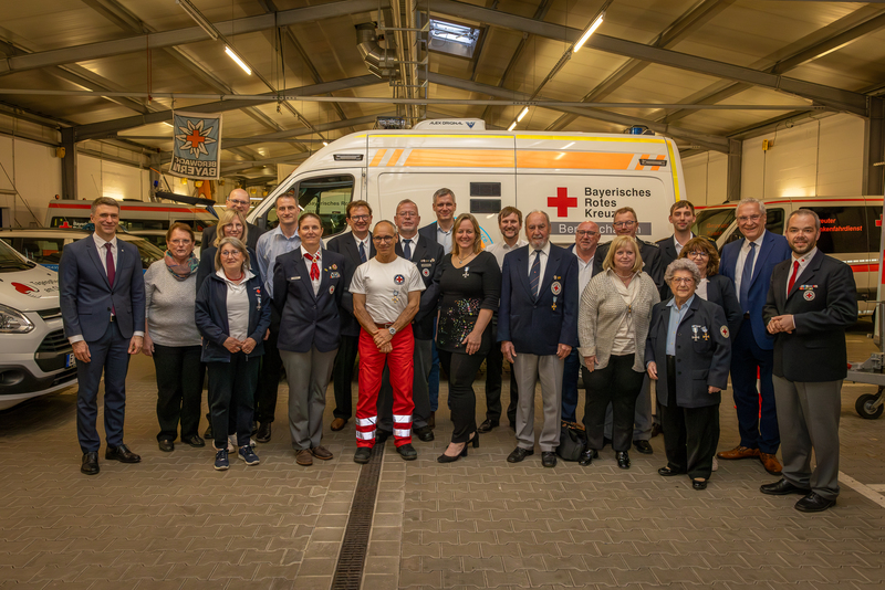 Samstag, 27. April 2024;  Innenminister Joachim Herrmann nimmt am Ehrungsabend des Bayerischen Roten Kreuzes in Erlangen-H&ouml;chstadt teil und &uuml;bergibt die Ehrenzeichen des Freistaates Bayern in Gold und Silber an langj&auml;hrige und verdiente Mitglieder.