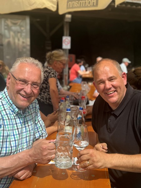 Mittwoch, 1. Mai 2024; Joachim Herrmann besucht den Spargelerlebnistag auf dem Hof der Familie Rudolph in M&ouml;hrendorf. Auf dem Bild  Thomas Fischer, B&uuml;rgermeister von M&ouml;hrendorf, der zeitgleich sein 10. Dienstjubil&auml;um feiern konnte. Er trat sein Amt am 1. Mai 2014 an. Herzlichen Dank f&uuml;r die gro&szlig;artige b&uuml;rgernahe Arbeit!