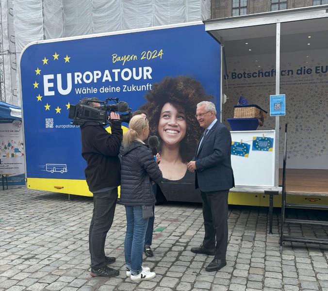 Montag, 6. Mai 2024; Europatourbus macht Station auf dem Erlanger Schlo&szlig;platz: Teilnahme an der Europawahl ist f&uuml;r unsere Zukunft wichtiger denn je!
