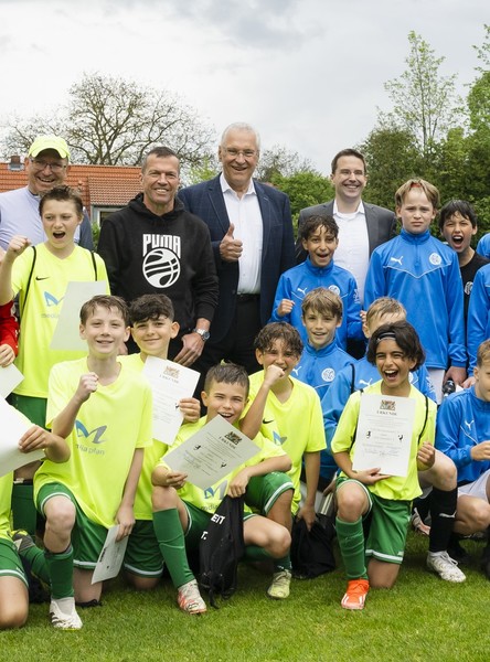 Sonntag, 5. Mai 2024; Sportminister Joachim Herrmann besucht das D-Jugend Spiel des TSV Gr&uuml;nwald, mit ihrem Trainer Lothar Matth&auml;us, bei dessen Heimatverein dem 1. FC Herzogenaurach zu Gast. Vielen Dank f&uuml;r die gro&szlig;artige Jugendarbeit beider Vereine, auch f&uuml;r die Integration von jungen Menschen ganz unterschiedlicher Herkunft.