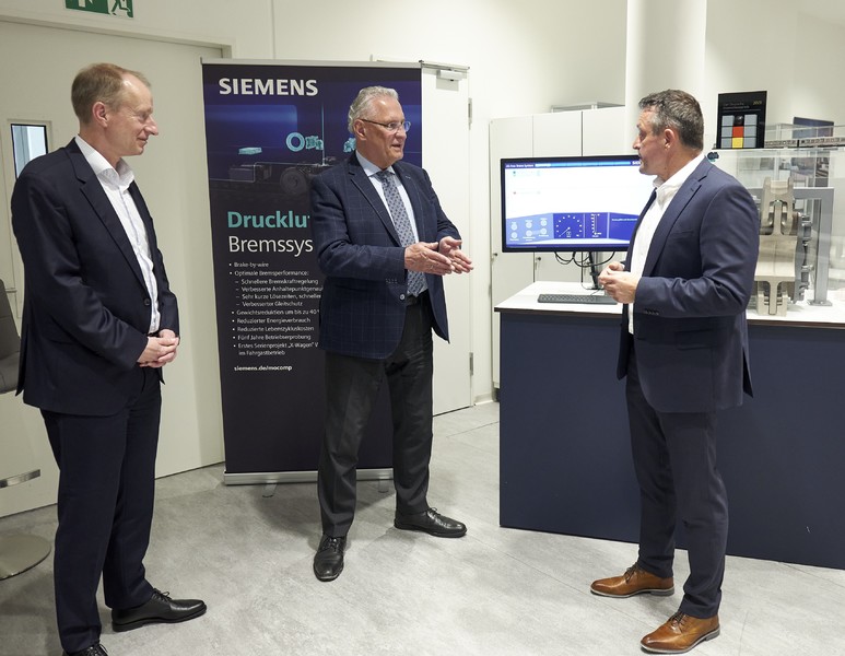 Montag, 6. Mai 2024; Innenminister Joachim Herrmann besucht Siemens Mobility, mit den in Erlangen 4300 Mitarbeitenden. Besonders interessant die neue Siemens Druckluftfreie Bremse, f&uuml;r die es 2023 den Deutschen Innovationspreis gab. Bald wird diese in Bayern entwickelte Technologie weltweit ihren Einsatz finden.
